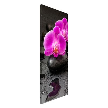 Magnettafel - Pinke Orchideenblüten auf Steinen mit Tropfen - Memoboard Hochformat 2:1