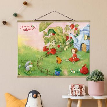 Stoffbild mit Posterleisten - Erdbeerinchen Erdbeerfee - Im Garten - Querformat 4:3