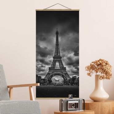 Stoffbild mit Posterleisten - Eiffelturm vor Wolken schwarz-weiß - Hochformat 1:2