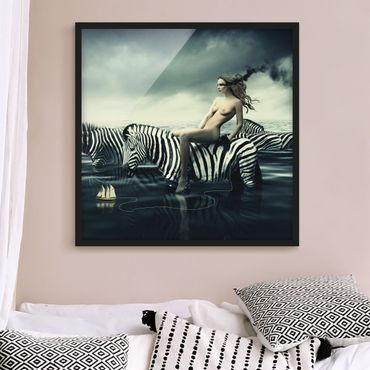 Bild mit Rahmen - Frauenakt mit Zebras - Quadrat 1:1