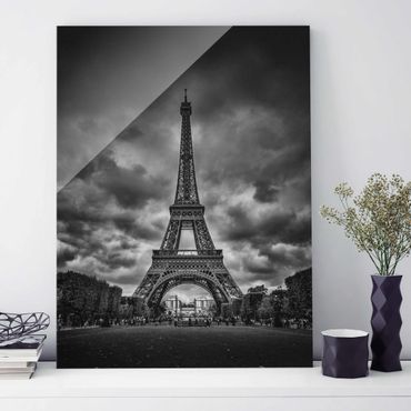 Glasbild - Eiffelturm vor Wolken schwarz-weiß - Hochformat 4:3