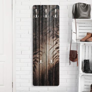 Klädhängare vägg träpanel - Wooden boards with tropical shade