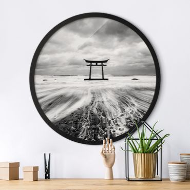 Rundes Gerahmtes Bild - Japanisches Torii im Meer