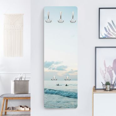 Klädhängare vägg träpanel - Surfer in pastel blue sea