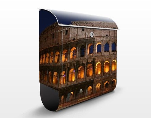 Brevlådor beige Colosseum in Rome at night