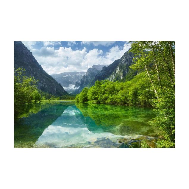 grön matta Mountain Lake With Reflection