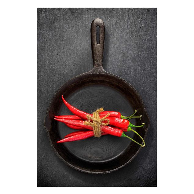 Tavlor kryddor Red Chili Bundles In Pan On Slate