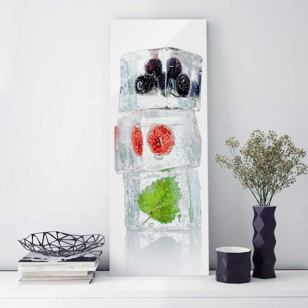 Tavlor frukter Raspberry lemon balm and blueberries in ice cube