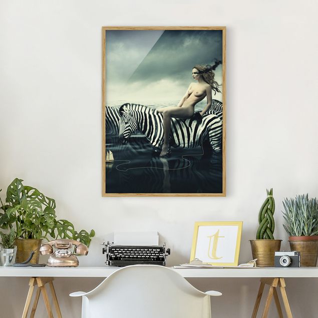 Tavlor zebror Woman Posing With Zebras