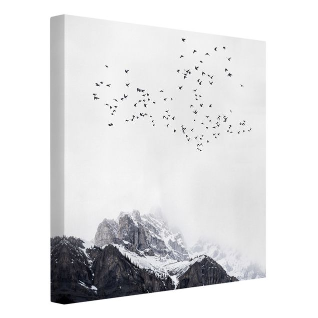 Tavlor bergen Flock Of Birds In Front Of Mountains Black And White