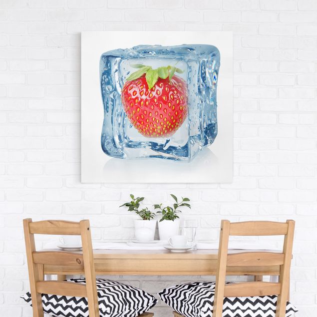Canvastavlor grönsaker och frukt Strawberry In Ice Cube