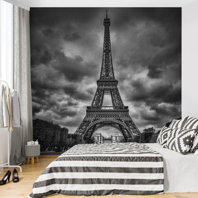 Fototapeter arkitektur och skyline Eiffel Tower In Front Of Clouds In Black And White