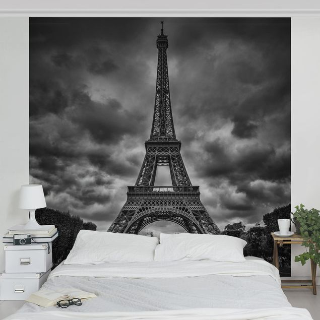 Tapeter modernt Eiffel Tower In Front Of Clouds In Black And White