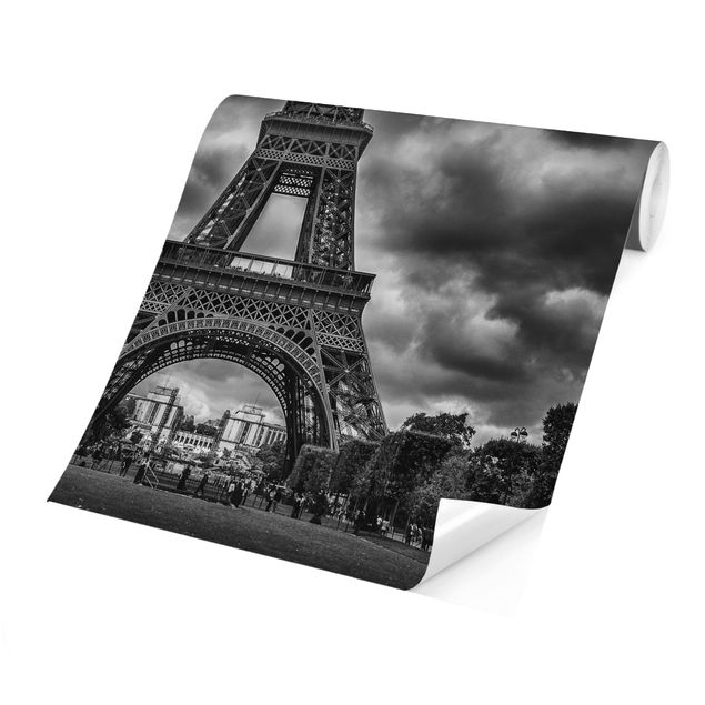 Fototapeter svart och vitt Eiffel Tower In Front Of Clouds In Black And White