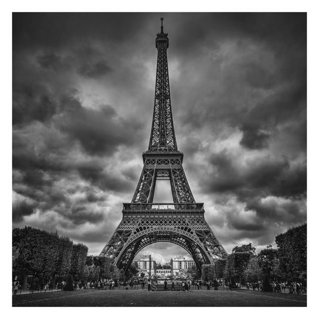 Tapeter Eiffel Tower In Front Of Clouds In Black And White