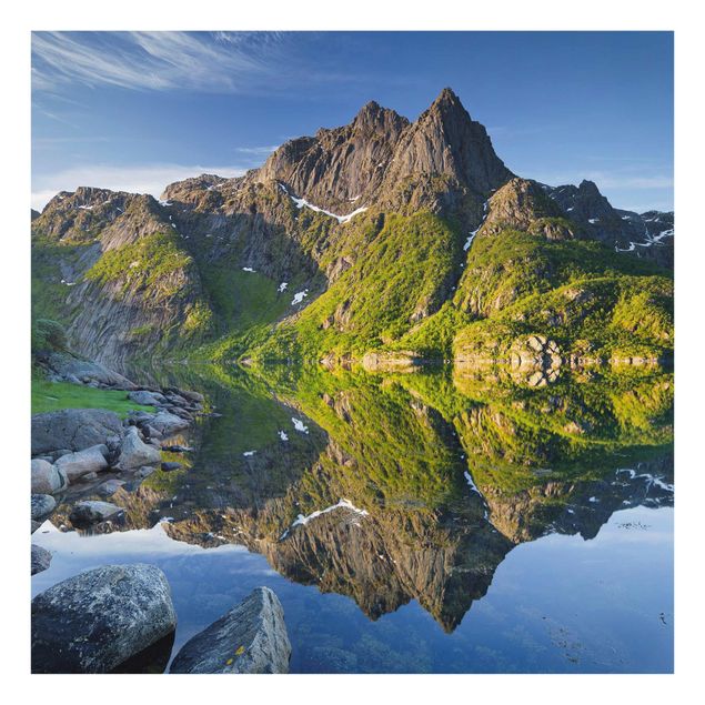 Glastavlor arkitektur och skyline Mountain Landscape With Water Reflection In Norway