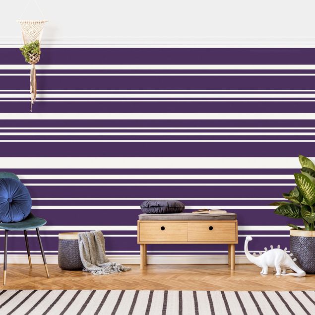 Mönstertapet Stripes On Purple Backdrop