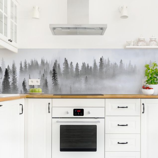 Küchenrückwand - Nebel im Tannenwald Schwarz-weiß