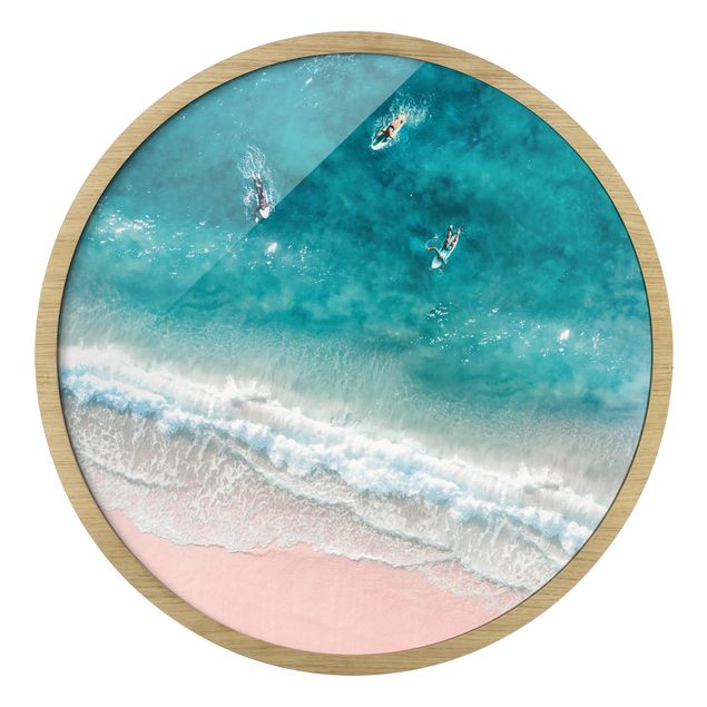 Tavlor med ram stränder Three Surfers Paddling To The Shore