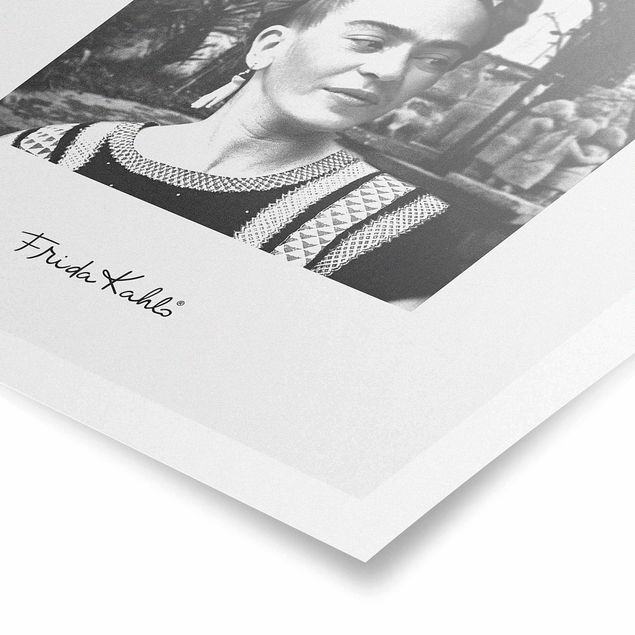 Tavlor svart och vitt Frida Kahlo Photograph Portrait In The Garden