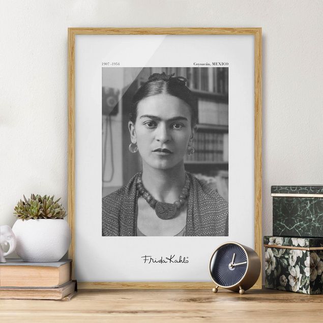 Tavlor med ram konstutskrifter Frida Kahlo Photograph Portrait In The House