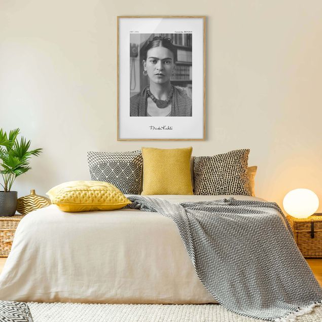 Tavlor med ram svart och vitt Frida Kahlo Photograph Portrait In The House