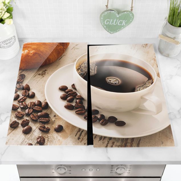 Spistäckplattor bakning och kaffe Steaming coffee cup with coffee beans