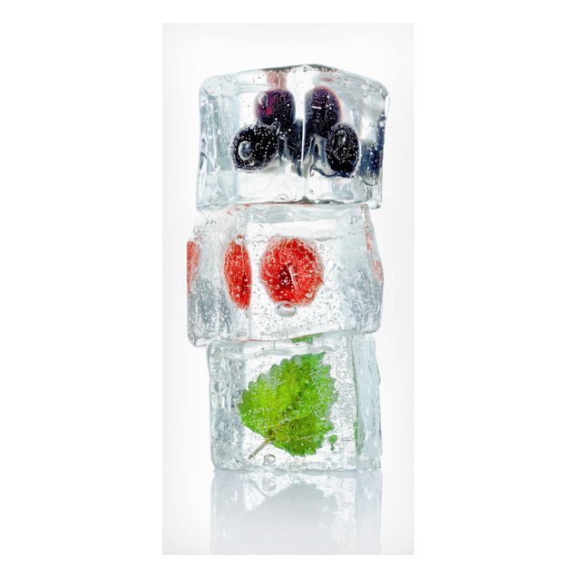 Tavlor modernt Raspberry lemon balm and blueberries in ice cube
