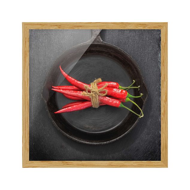 Tavlor modernt Bundle Of Red Chillies In Frying Pan On Slate