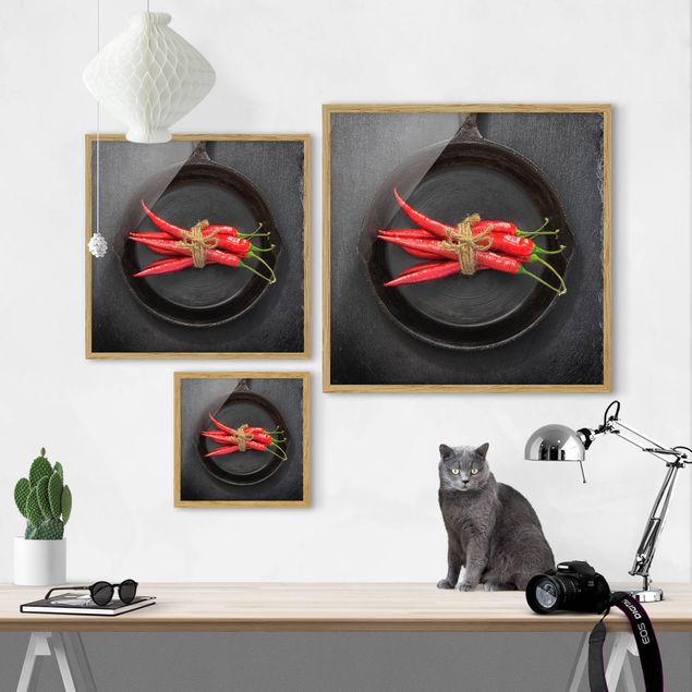 Tavlor röd Bundle Of Red Chillies In Frying Pan On Slate