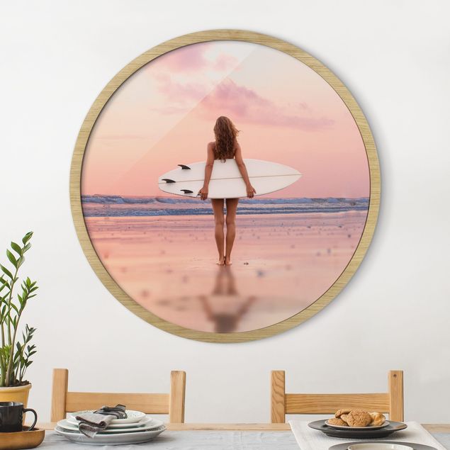 Tavlor landskap Surfer Girl With Board At Sunset