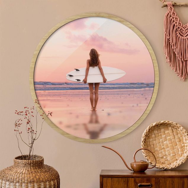 Tavlor stränder Surfer Girl With Board At Sunset