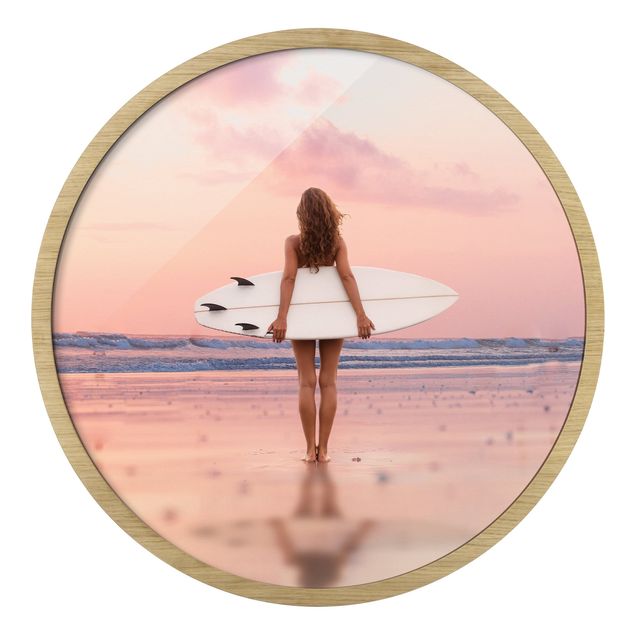 Tavlor med ram stränder Surfer Girl With Board At Sunset
