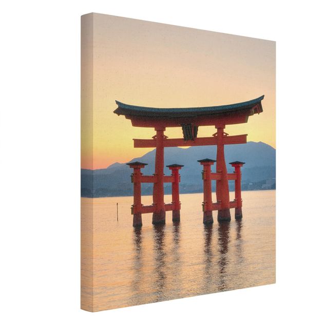 Tavlor arkitektur och skyline Torii Near Itsukushima
