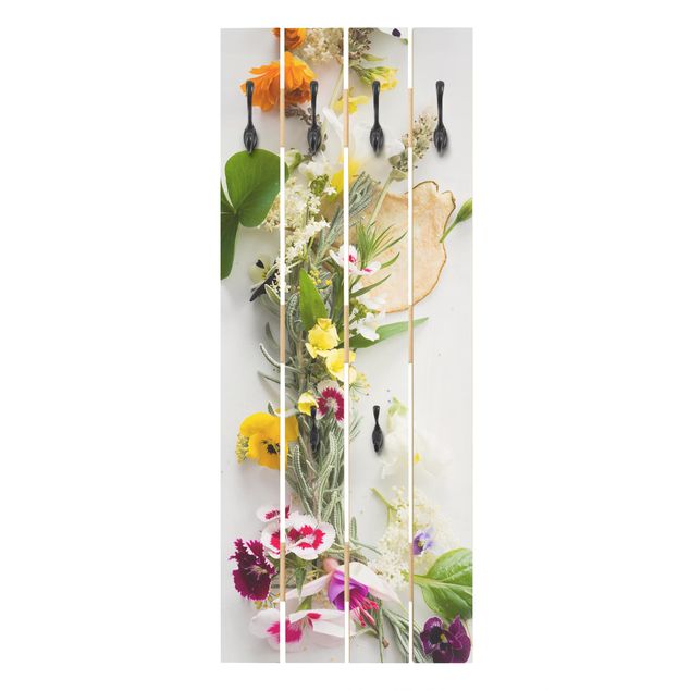 Klädhängare vägg trälook Fresh Herbs With Edible Flowers