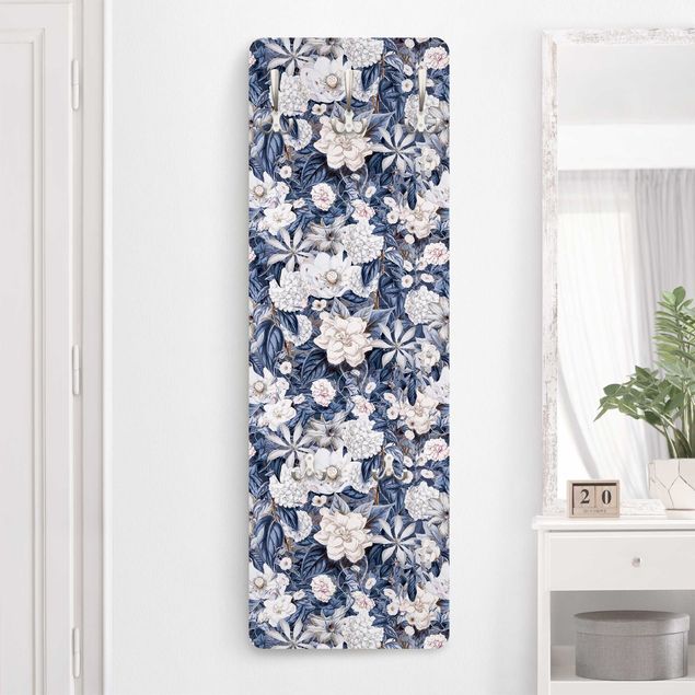 Klädhängare vägg blommor  White Flowers In Front Of Blue