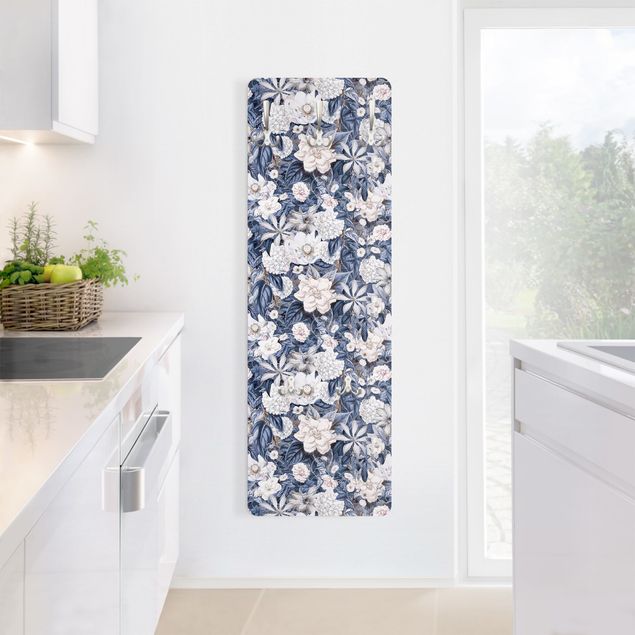 Klädhängare vägg mönster White Flowers In Front Of Blue