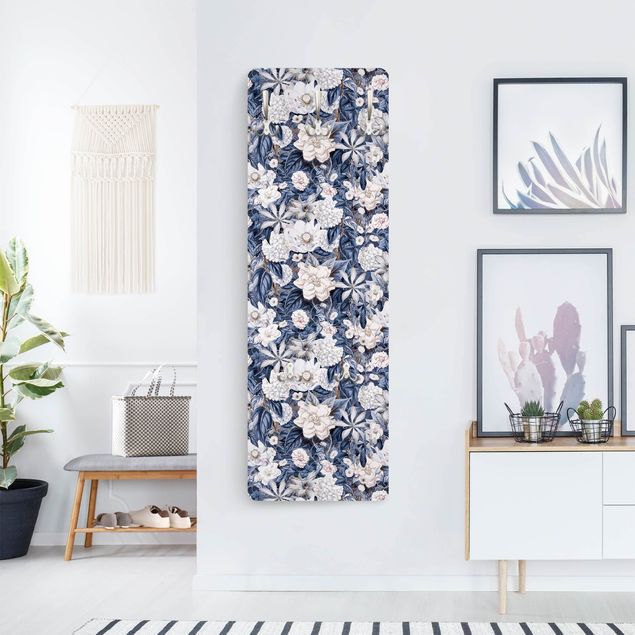 Klädhängare vägg lantlig White Flowers In Front Of Blue